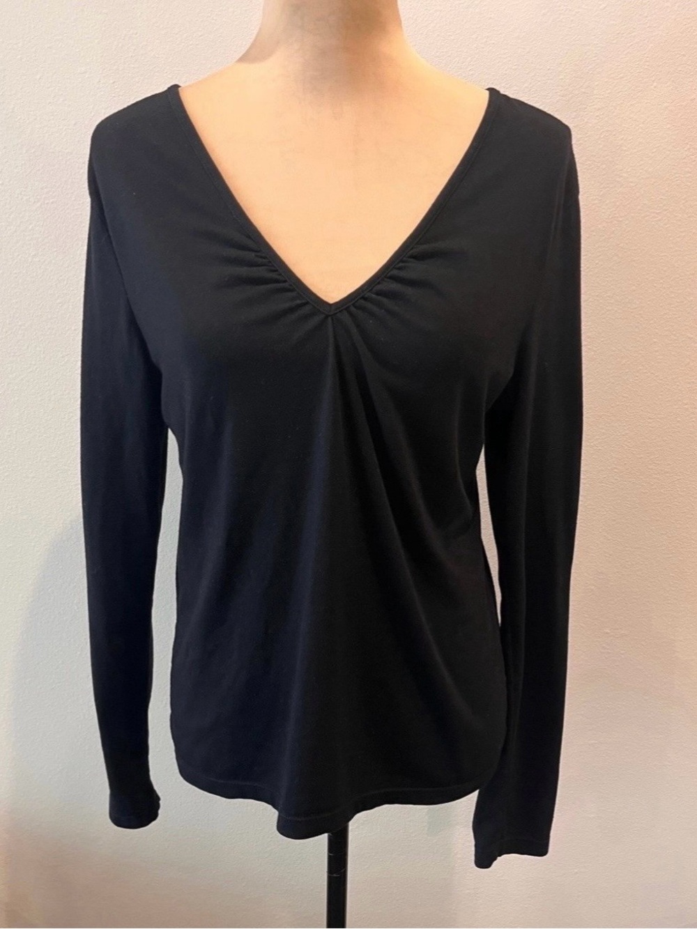 Long-Sleeve V-Neck Women's Longsleeve Yoga Top — Black